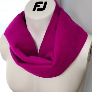 Alpaca Camargo women's fuschia alpaca wool scarf. Mint condition